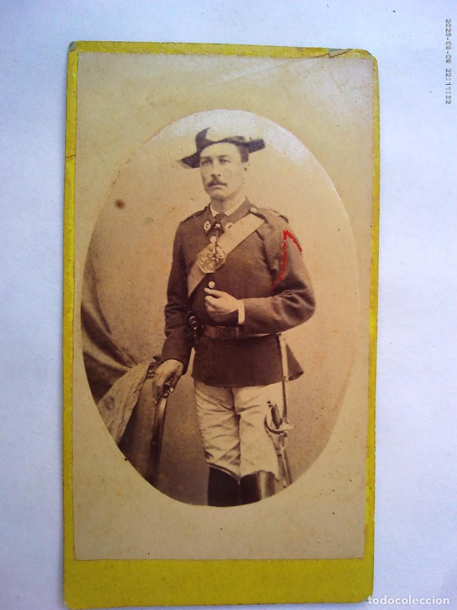 Fotograf&iacute;a antigua: GUARDIA CIVIL : FOTO DE ESTUDIO DE AGENTE DEL SIGLO XIX , CON BANDOLERA Y SABLE , CDV