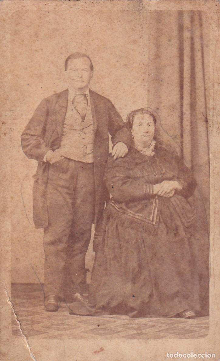 Fotografia antiga: Alb&uacute;mina, retrato pareja. Fot&oacute;grafo Ram&oacute;n del Fresno y hermanos. Oviedo