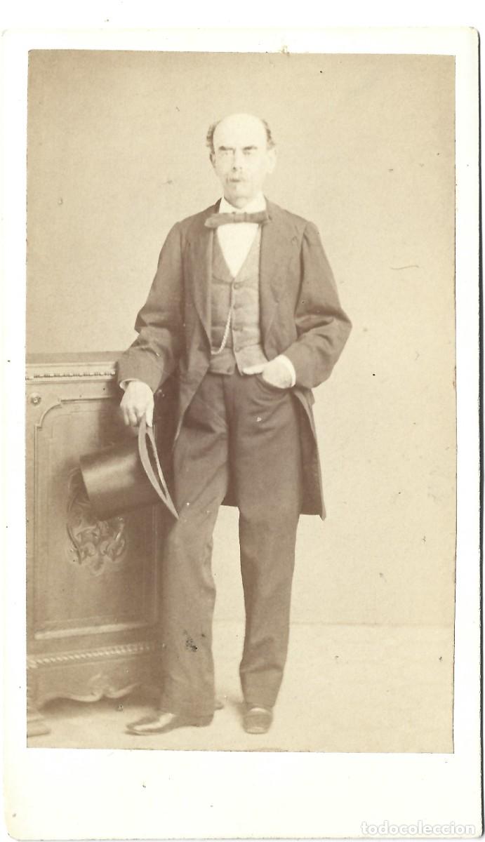 Fotograf&iacute;a antigua: 1864ca. CDV Carte de visite Caballero con chistera. Fot&oacute;grafo JULIA, Madrid