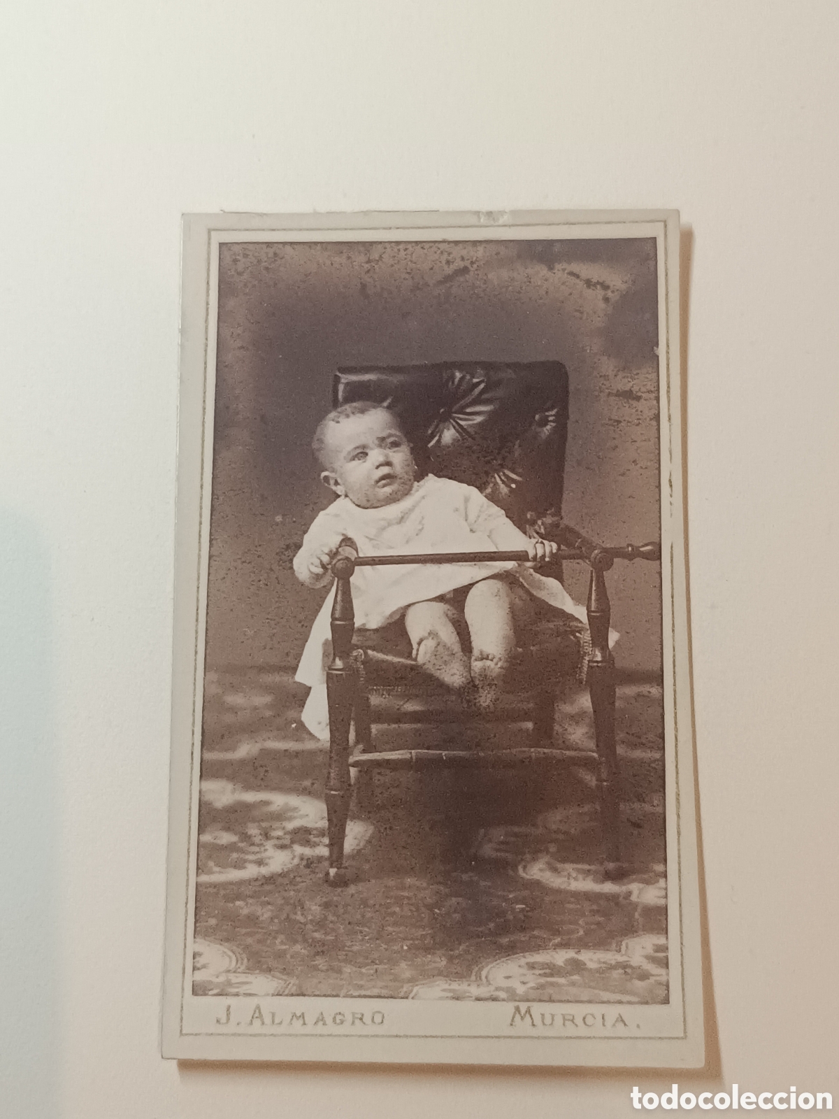 Fotograf&iacute;a antigua: FOTOGRAF&Iacute;A CDV TARJETA DE VISITA DE BEBE EN SILLON- J. ALMAGRO, MURCIA, circa 1870-1880.