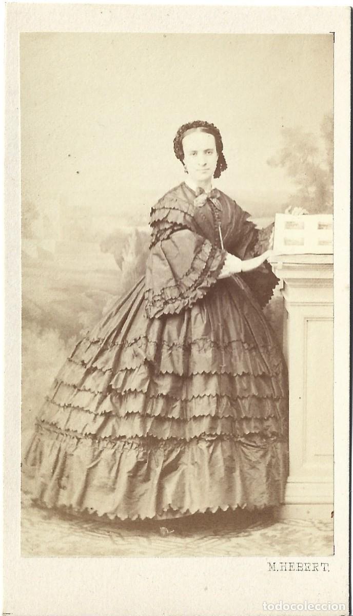 Antique Photography: 1862ca. CDV Carte de visite retrato Mart&iacute;nez de Hebert Madrid Una dama delante de un panorama-mural