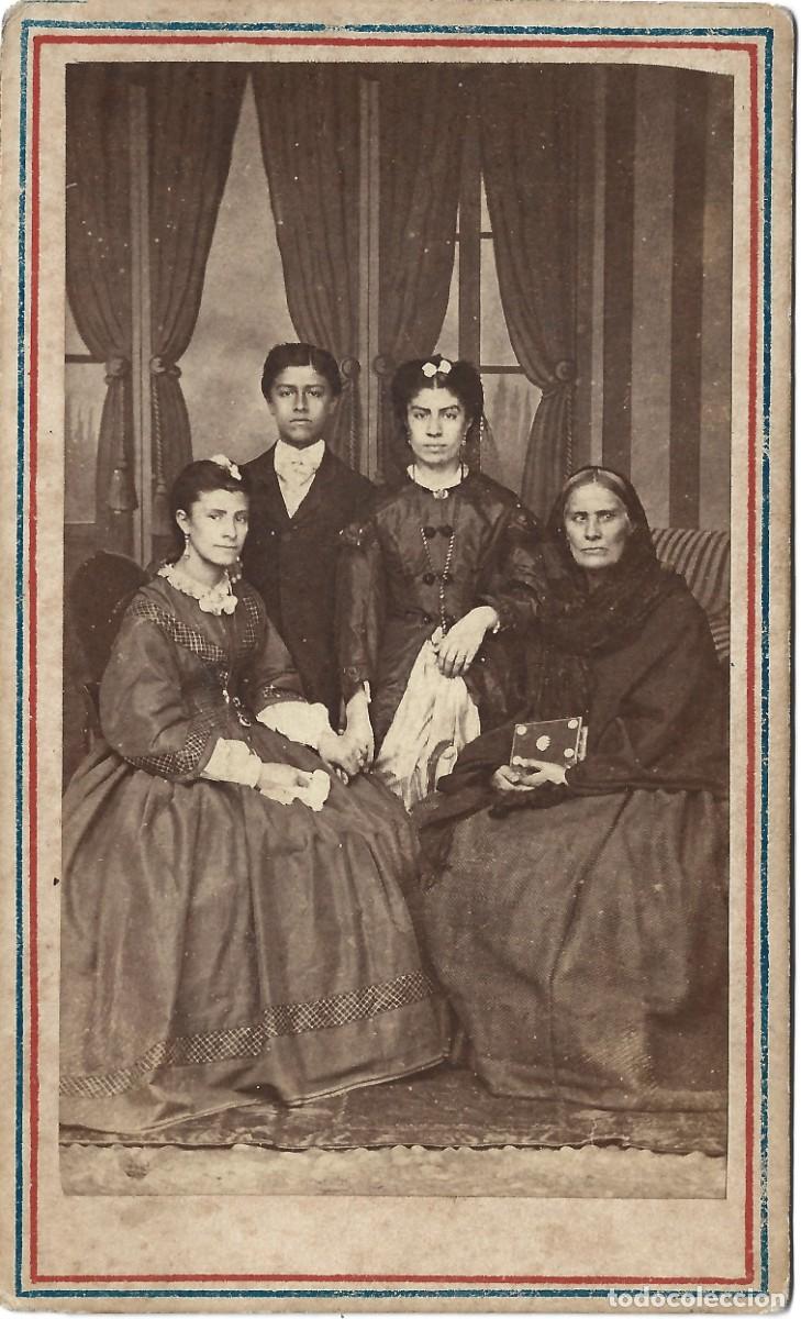 Fotograf&iacute;a antigua: 1865-1870 CDV carte de visite retrato de una familia J. J. Berg&eacute;s Valparaiso, Chile LEER DESCRIP