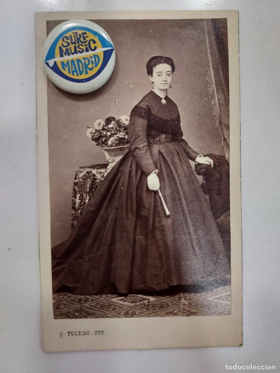 Fotograf&iacute;a antigua: FOTOGRAFIA Q. TOLEDO, SEVILLA 16, MADRID. CARTE DE VISITE. RETRATO DAMA. 6 X 10,5. CA. 1870