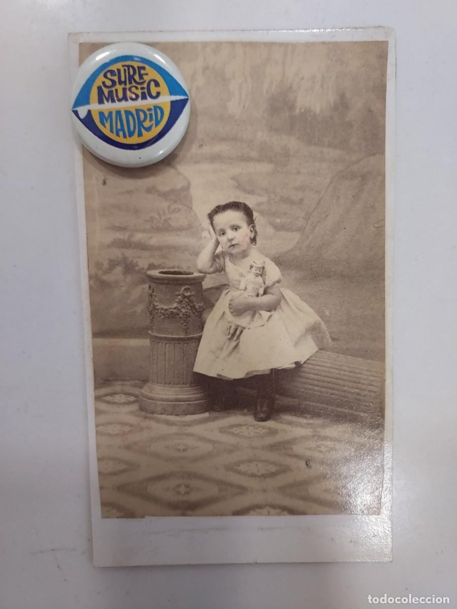 Fotograf&iacute;a antigua: FOTOGRAFIA F. RUIZ DE LA HERMOSA ESTUDIOS 2 MADRID. CARTE DE VISITE NI&Ntilde;A MU&Ntilde;ECA 6X10. CA. 1870-1875