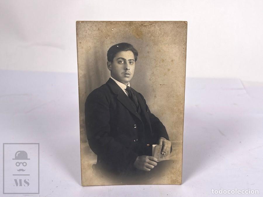 Fotograf&iacute;a antigua: Antigua tarjeta de Visita / CDV - Fotograf&iacute;a Retrato Joven Se&ntilde;or - Alto Styling - Foto P. Catal&aacute;