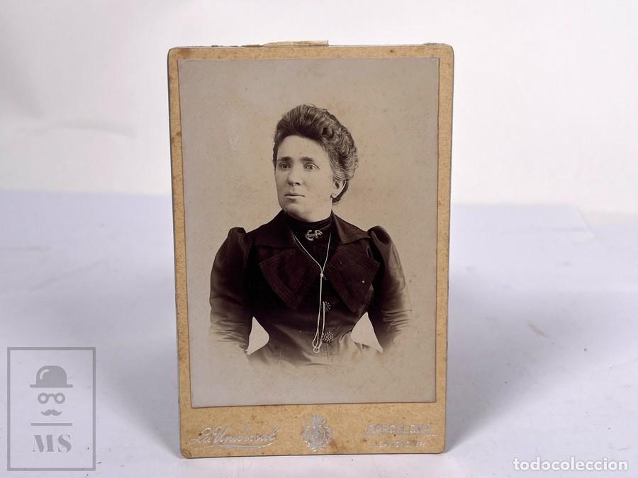 Fotograf&iacute;a antigua: Antigua tarjeta de Visita / CDV - Fotograf&iacute;a Retrato Se&ntilde;ora - Alto Styling - La Universal Barcelona