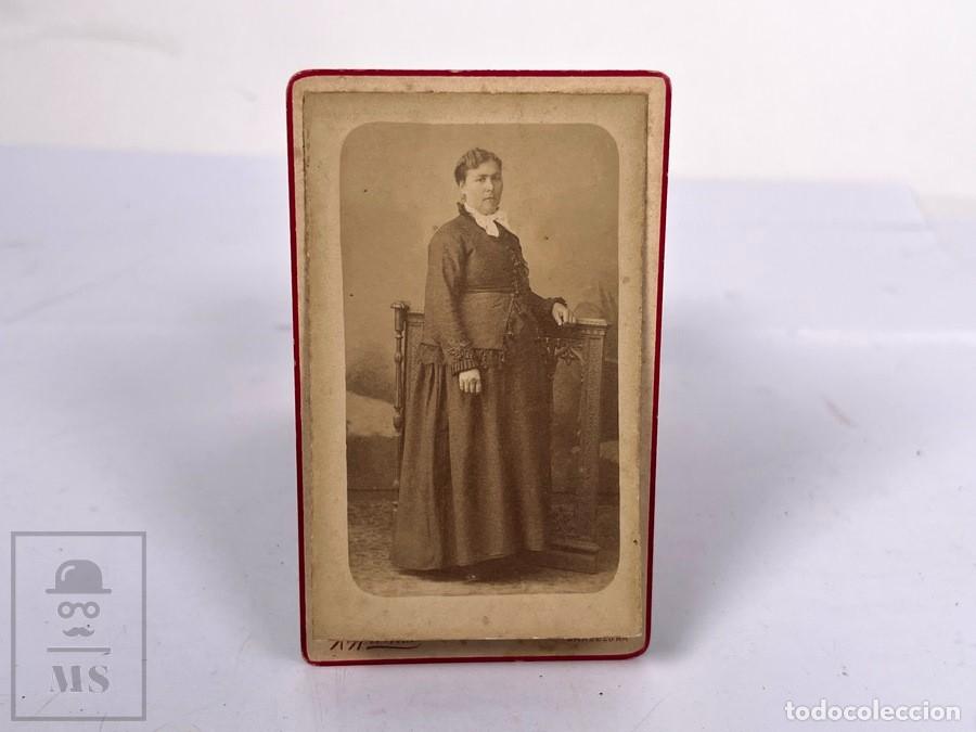 Fotograf&iacute;a antigua: Antigua tarjeta de Visita / CDV - Fotograf&iacute;a Mujer Posando - Alto Styling - Foto R. Are&ntilde;as Barcelona