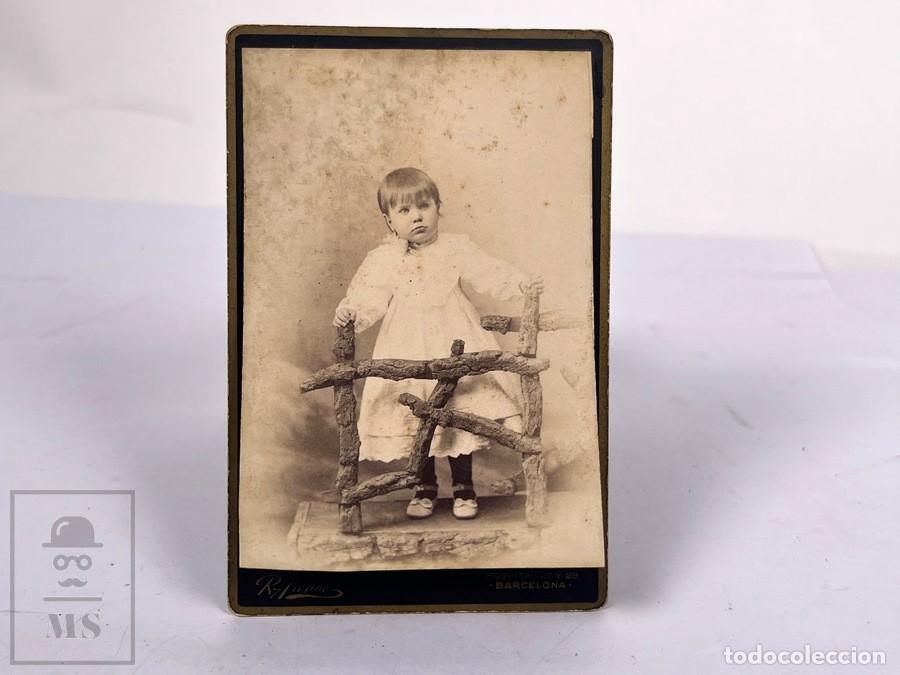 Fotograf&iacute;a antigua: Antigua tarjeta de Visita / CDV - Fotograf&iacute;a Retrato Ni&ntilde;a - Alto Styling - Foto R. Are&ntilde;as Barcelona