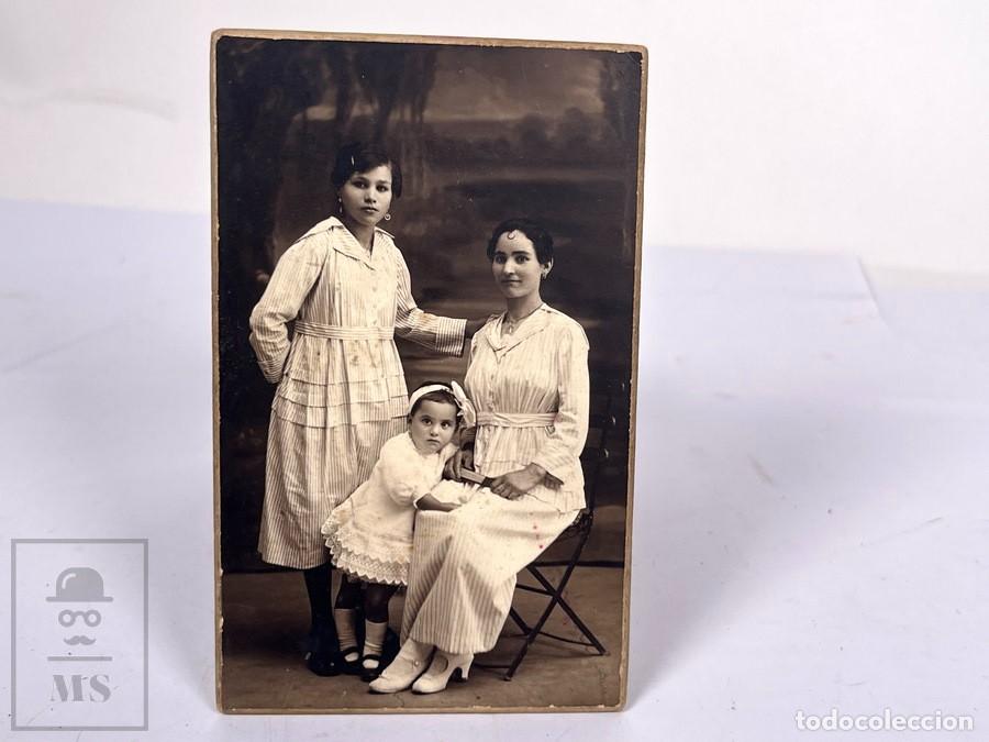 Fotograf&iacute;a antigua: Antigua tarjeta de Visita / CDV - Fotograf&iacute;a Jovenes con Ni&ntilde;a - Alto Styling - Foto J. Busquets