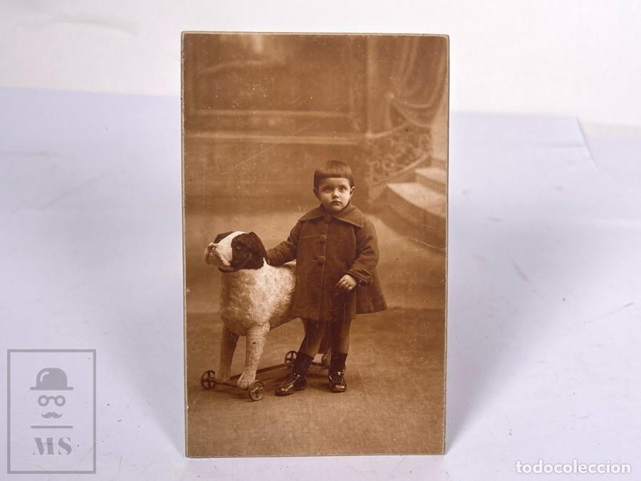 Fotograf&iacute;a antigua: Antigua tarjeta de Visita / CDV - Fotograf&iacute;a Ni&ntilde;o con Perro de Juguete - Alto Styling - Foto Alonso
