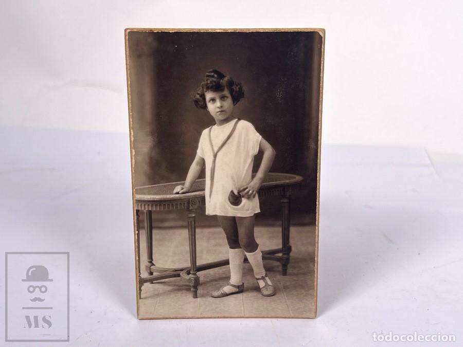 Fotograf&iacute;a antigua: Antigua tarjeta de Visita / CDV - Fotograf&iacute;a Ni&ntilde;a Posando - Alto Styling - Foto J. Busqutes