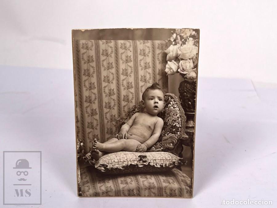 Fotograf&iacute;a antigua: Antigua tarjeta de Visita / CDV - Fotograf&iacute;a Beb&eacute; Posando - Alto Styling - Foto Alograf Barcelona