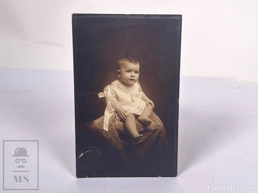 Fotograf&iacute;a antigua: Antigua tarjeta de Visita / CDV - Fotograf&iacute;a Beb&eacute; Posando - Alto Styling - Foto Xatart Badalona