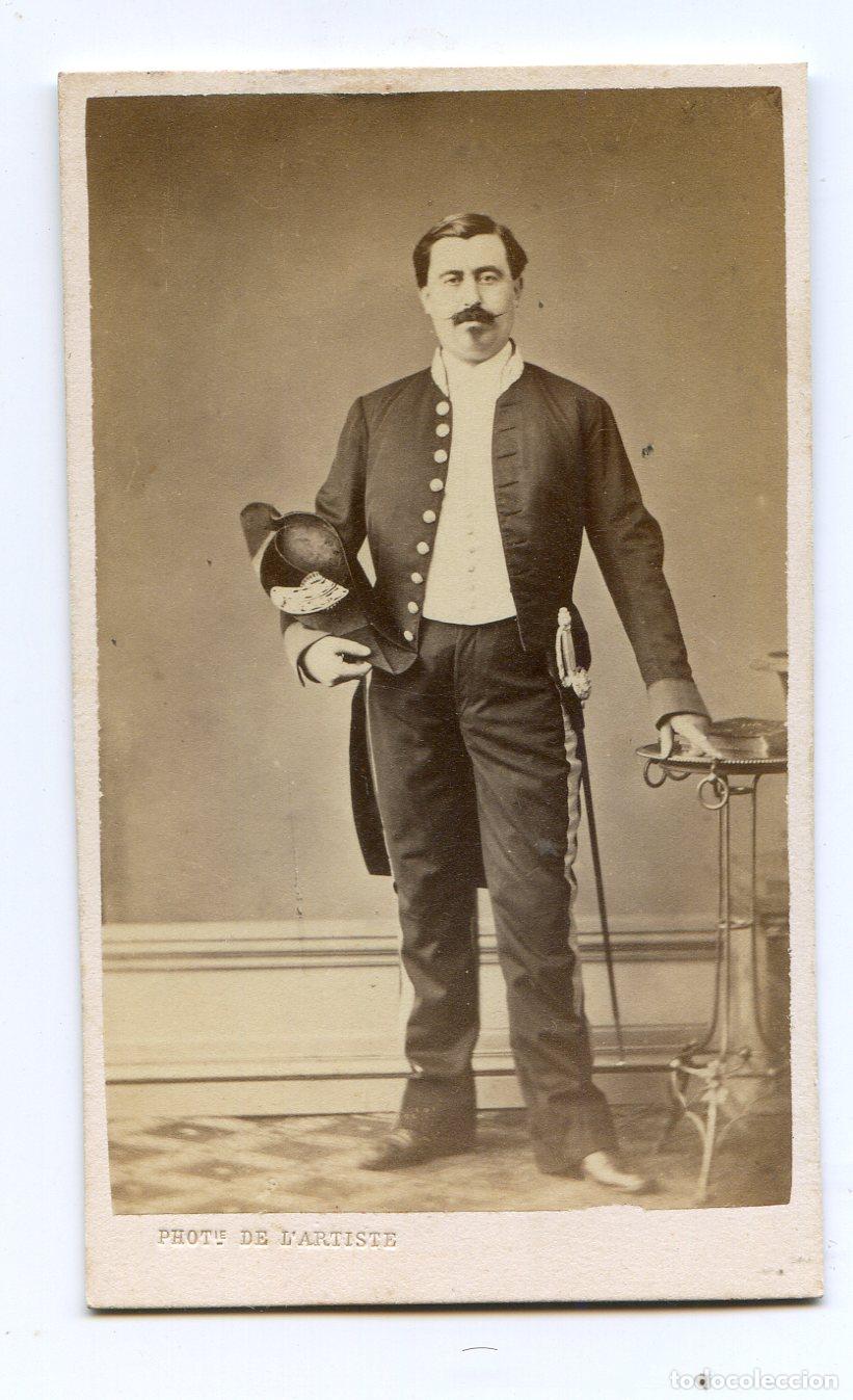 Fotograf&iacute;a antigua: Fotograf&iacute;a CDV de caballero con uniforme y espada, Phot.. de l&acute;Artiste, dedicatoria
