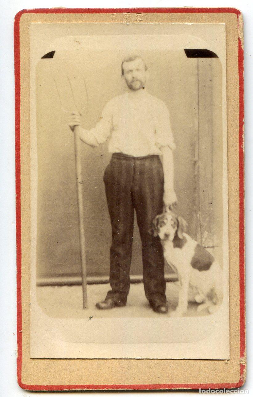 Fotograf&iacute;a antigua: Fotograf&iacute;a CDV de pe&oacute;n de propiedad agr&iacute;cola con perro, F. Monfet, photographe, Marcelcave