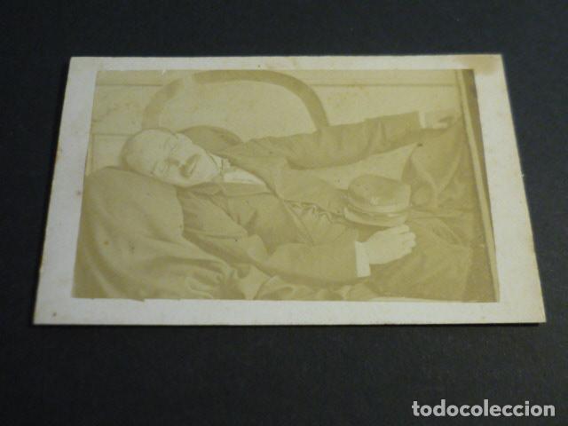 Fotograf&iacute;a antigua: CARTE DE VISITE RETRATO DE HOMBRE MUERTO POST MORTEM JULIO PLANCHARD Y CIA FOTOGRAFO ALICANTE