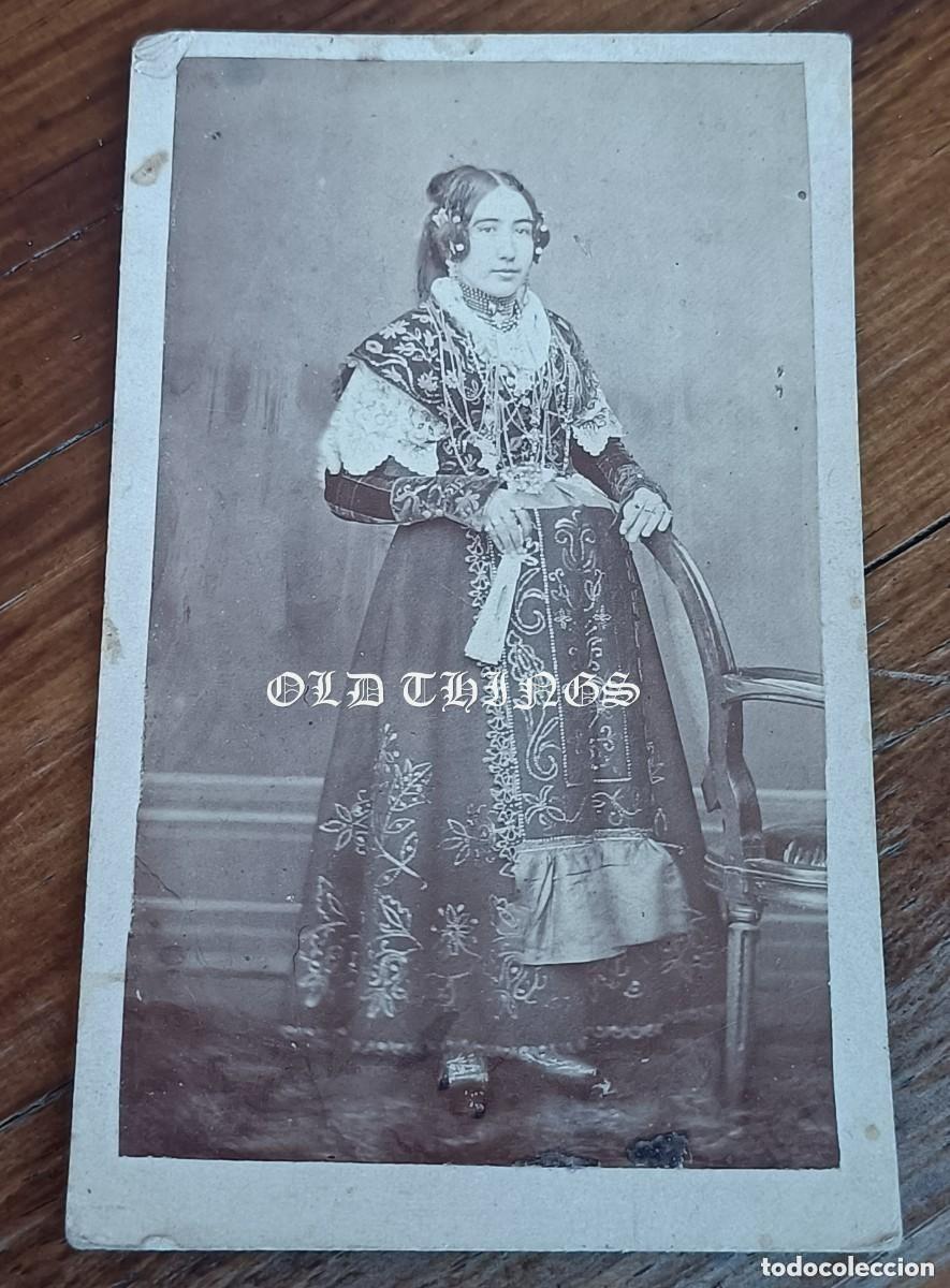 Fotografia antiga: ALBUMINA TIPO CDV / SALMANTINA CON TRAJE REGIONAL / CHARRA / SALAMANCA / FOTO ARISCLO HERNANDEZ / MI