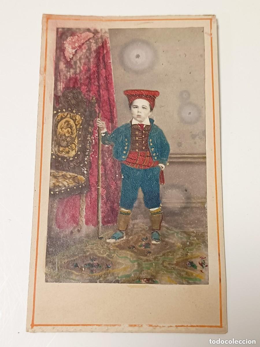 Fotografia antiga: FOTOGRAFIA ALBUMINA TIPO CDV, NI&Ntilde;O CON TRAJE REGIONAL, LEON, GALICIA, ASTURIAS, FOTO CARLOS GARCIA,