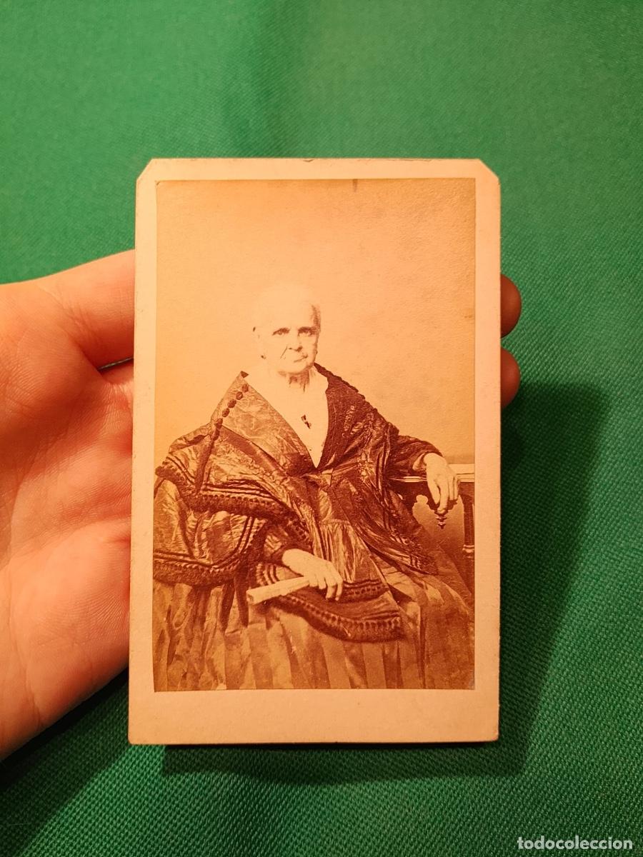 Fotograf&iacute;a antigua: Foto CDV anciana de rango vestida con seda posando abanico serrano & co habana colonial