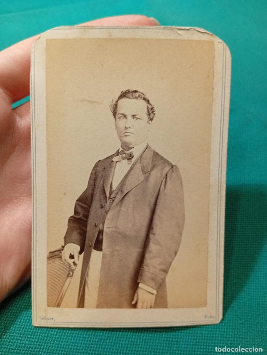 Fotograf&iacute;a antigua: Foto CDV caballero posando joven pajarita cohner habana colonial