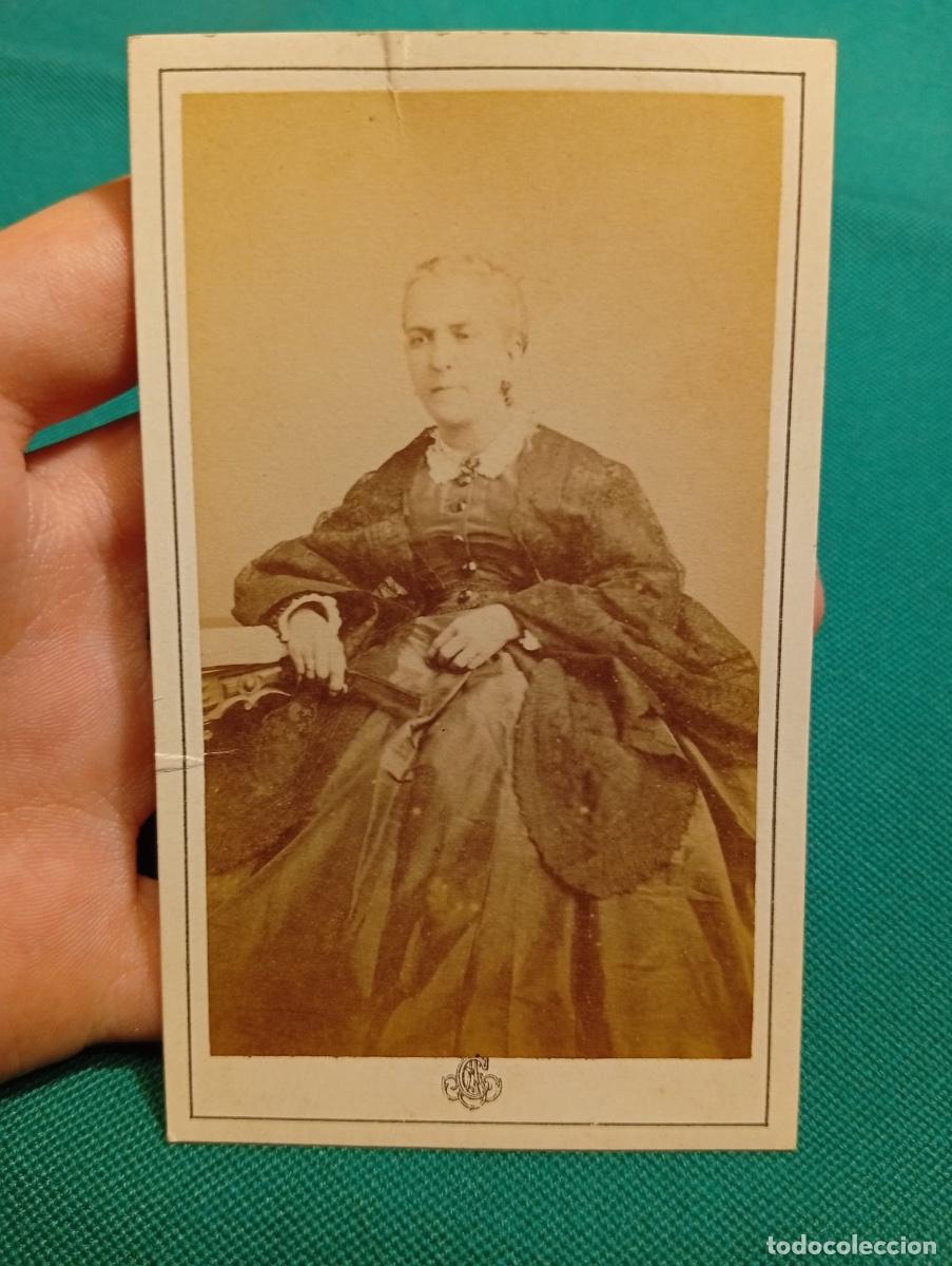 Fotograf&iacute;a antigua: Foto CDV mujer posando traje seda cohner habana colonial