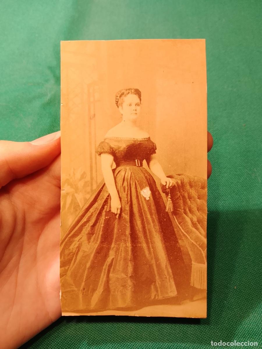 Fotograf&iacute;a antigua: Foto CDV mujer posando seda Cuba La Habana mitad XIX colonial cohner fot