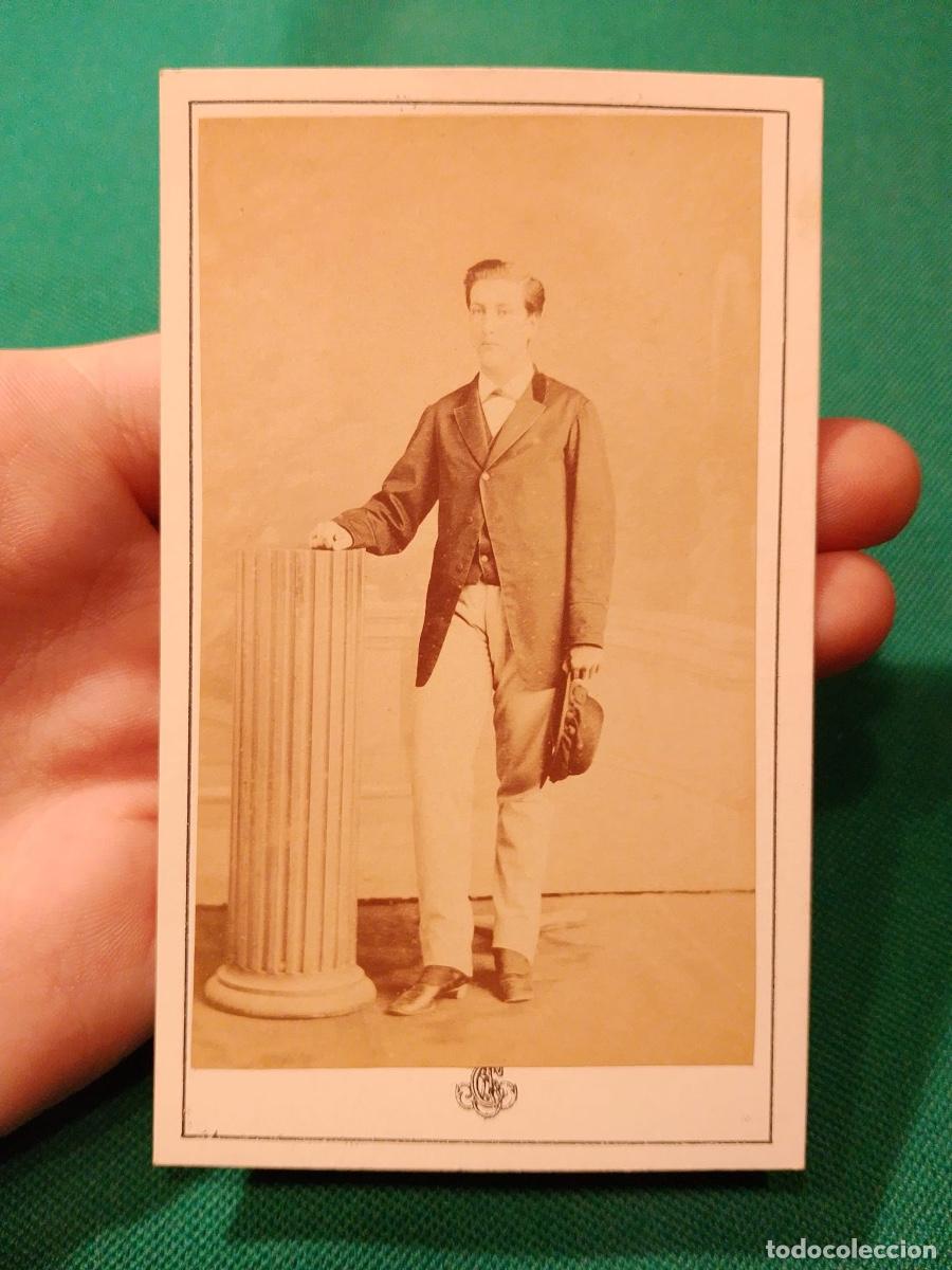 Fotograf&iacute;a antigua: Foto CDV joven caballero posando levita sombrero Cuba La Habana mitad XIX colonial coher fot