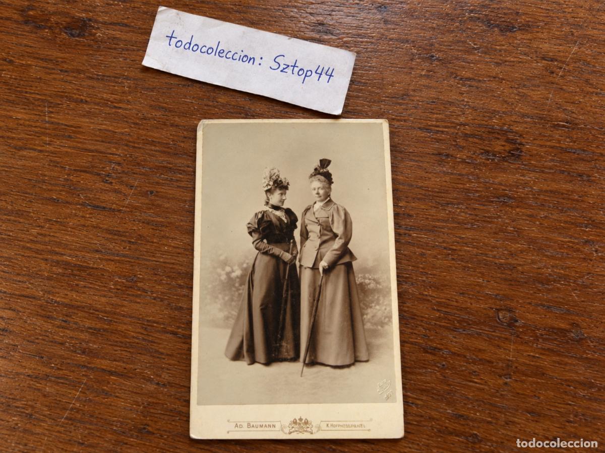 Fotograf&iacute;a antigua: Antigua Fotograf&iacute;a Rusia 1897 - Dos Se&ntilde;oras con Sombrilla - Ad. Baumann Mosc&uacute;