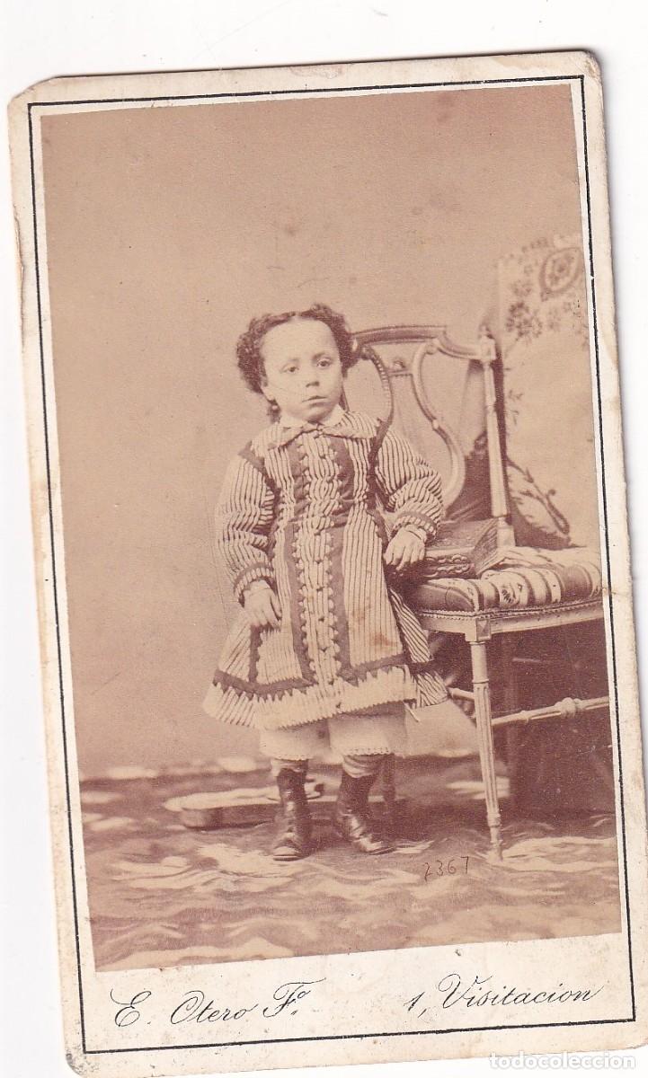 Fotograf&iacute;a antigua: Ni&ntilde;a con silla. Alb&uacute;mina tarjeta de visita. E Otero fotograf&iacute;a Americana. Visitaci&oacute;n Madrid
