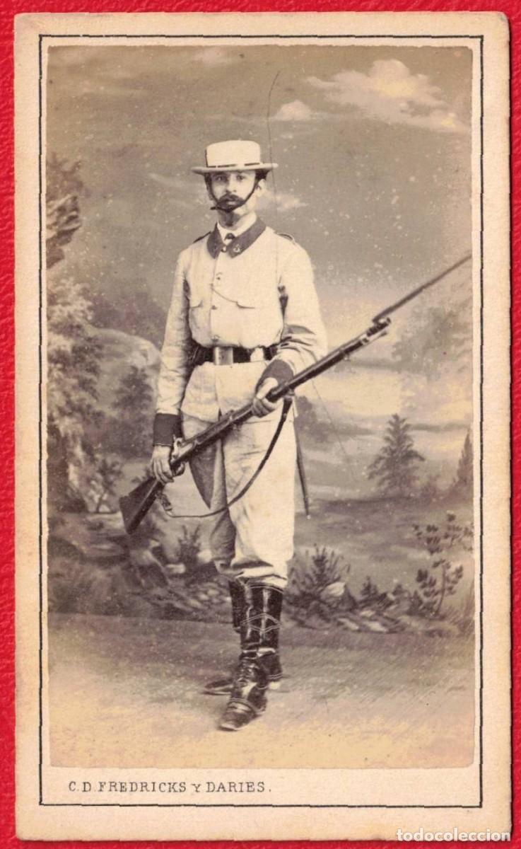 Fotograf&iacute;a antigua: CUBA HABANA C.D. FREDRICKS Y DARIE - SOLDADO GUERRA DE CUBA CON FUSIL MAUSER