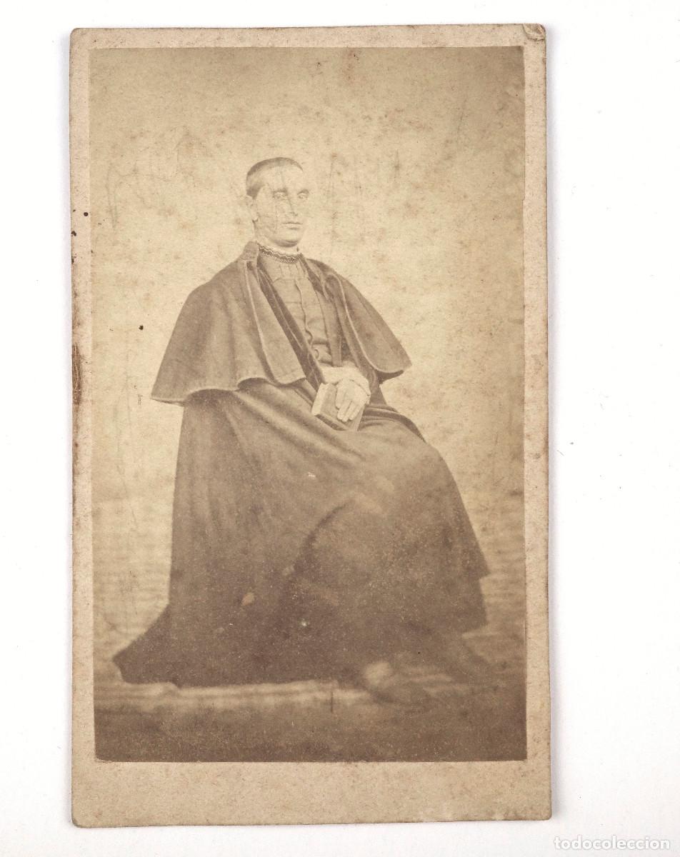 Fotograf&iacute;a antigua: capell&aacute;n con nombre reverso, firmada y dedicada.