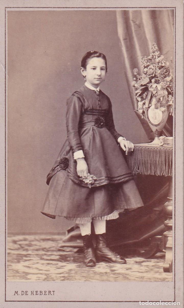 Antique Photography: Bonito retrato alb&uacute;mina tarjeta de visita ni&ntilde;a con mesa M. de Hebert. Madrid. Reverso bonito.