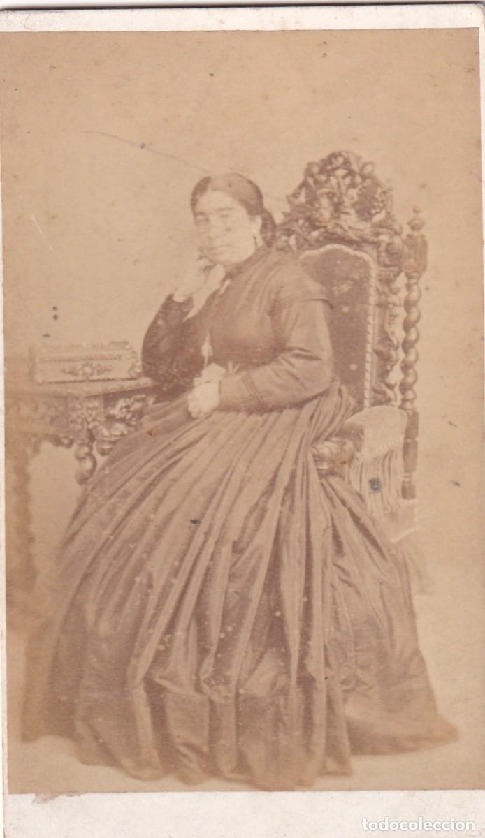 Photographie ancienne: Bonito retrato alb&uacute;mina tarjeta de visita dama sentada en silla con mesita. E Julia Madrid.