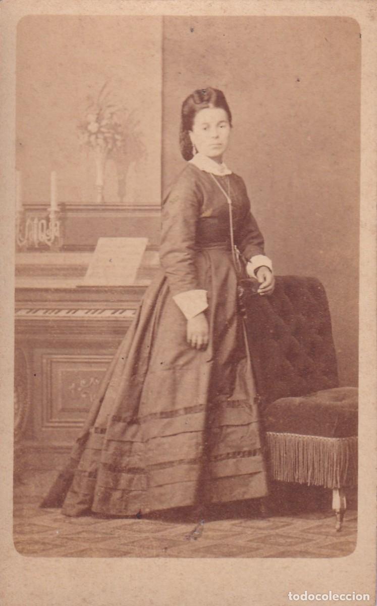 Fotograf&iacute;a antigua: Tarjea de visita, Alb&uacute;mina retrato mujer fondo piano. Ram&oacute;n del Fresno fot&oacute;grafo Oviedo.