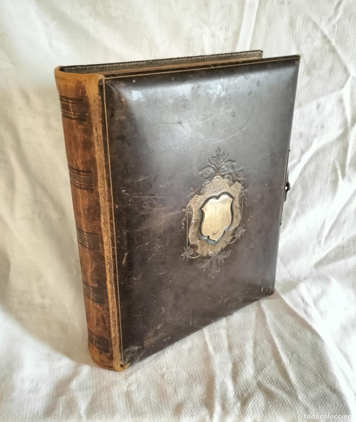 Antique Photography: ALBUM DE FOTOS VICTORIANO DE PIEL CON ESCUDO MET&Aacute;LICO, CIERRE Y CANTOS DORADOS (c. 1890).