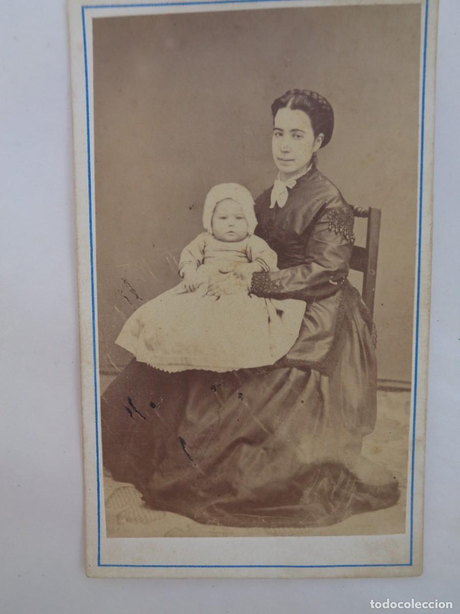 Fotograf&iacute;a antigua: CDV DE JOVEN MADRE CON NI&Ntilde;A PEQUE&Ntilde;A , SIGLO XIX . DE A. GARRORENA , BADAJOZ