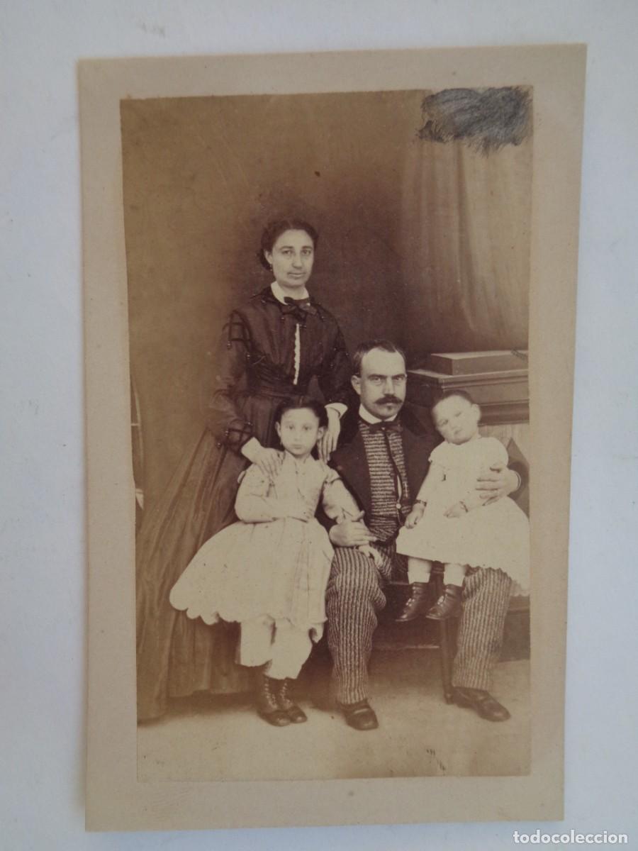 Alte Fotografie: CDV DE FAMILIA DEL SIGLO XIX , POSIBLEMENTE NI&Ntilde;O MUERTO ( POST MORTEN ).