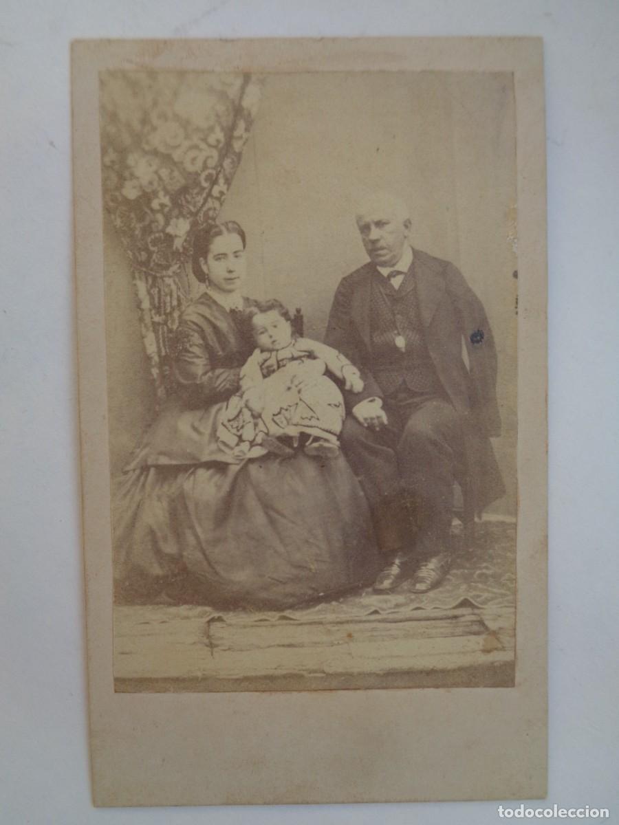 Alte Fotografie: CDV DE FAMILIA DEL SIGLO XIX , CON POSIBLE NI&Ntilde;O MUERTO ( POST MORTEM )