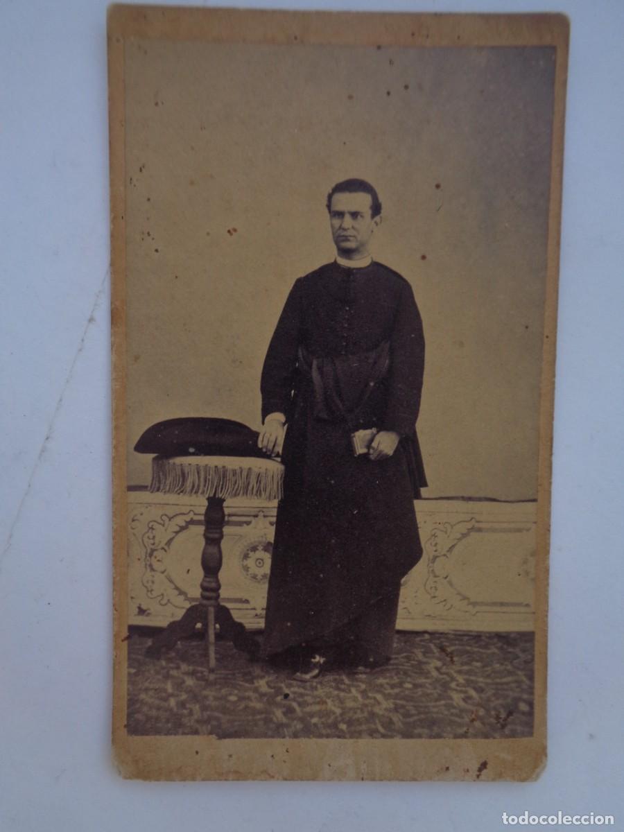 Antique Photography: CDV DE SACERDOTE , CURA CON SOTANA Y TEJA , SIGLO XIX . DE FERNANDEZ Y GONZALEZ