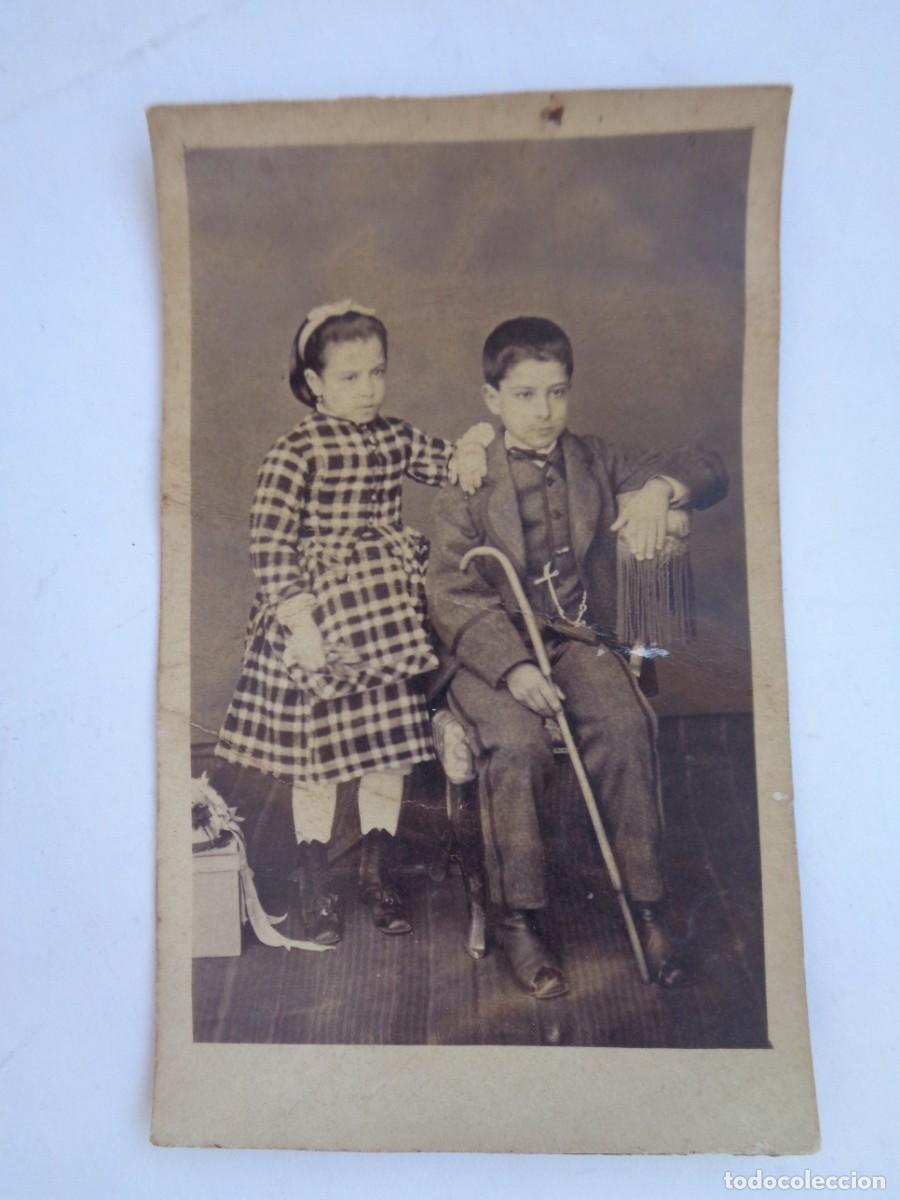 Fotografia antiga: CDV DE NI&Ntilde;OS , UNO CON BASTON, SEGURAMENTE MINUSVALIDO. SIGLO XIX . DE JOSE MURIA ( MERIDA , BADAJOZ