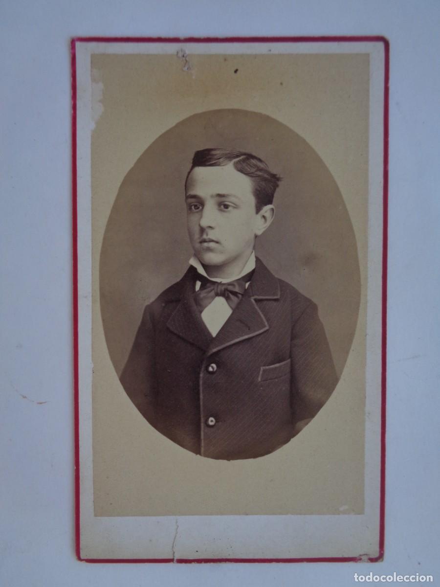 Fotograf&iacute;a antigua: CDV , FOTO DE ESTUDIO DE NI&Ntilde;O ELEGANTE DEL SIGLO XIX