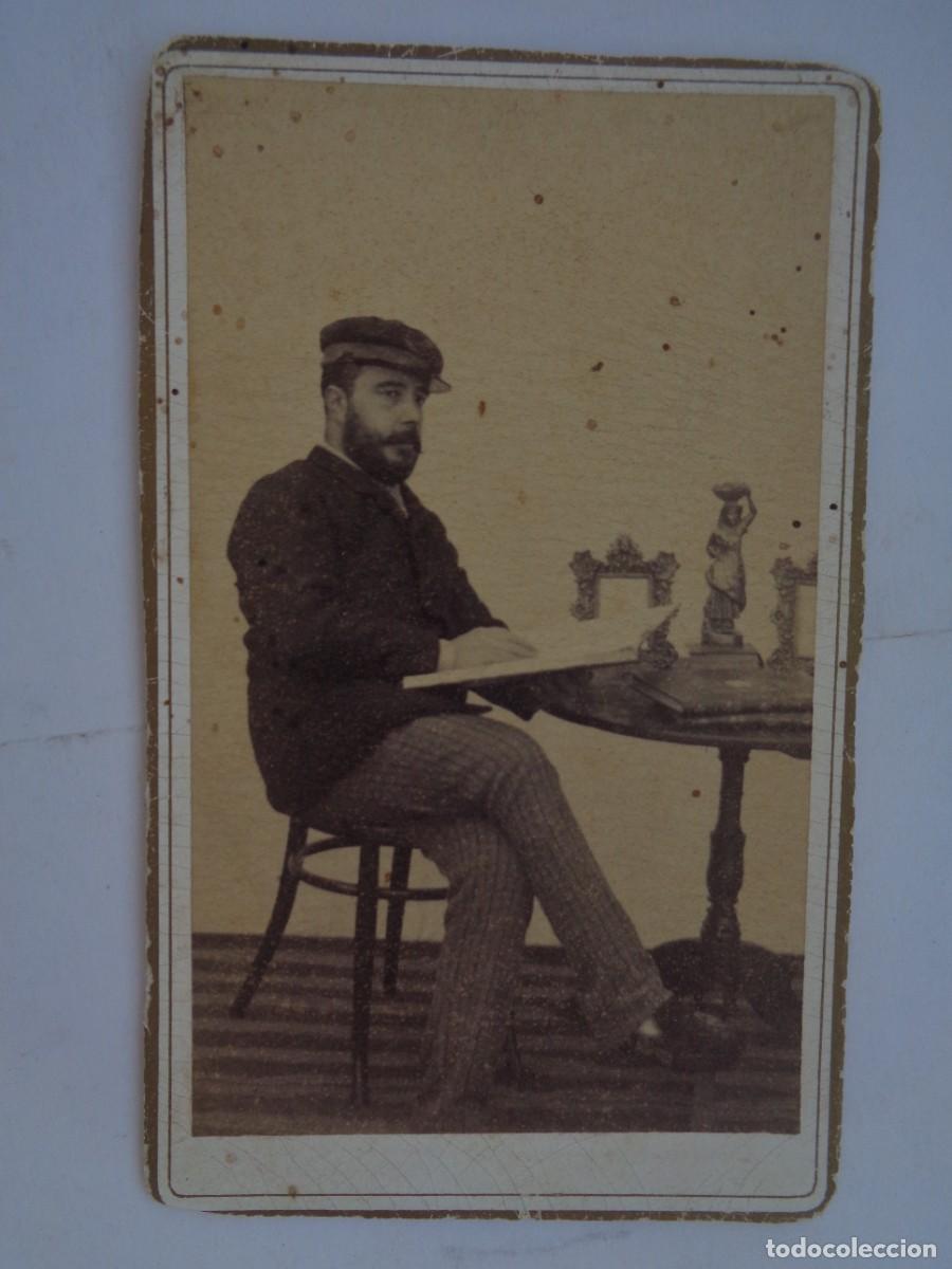 Fotograf&iacute;a antigua: CDV DE SE&Ntilde;OR CON GORRA MILITAR Y LIBRO , SIGLO XIX