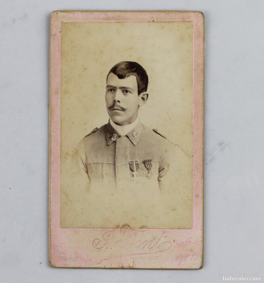 Fotograf&iacute;a antigua: posible militar condecorado, nombre reverso, foto: Font, Igualada. CDV