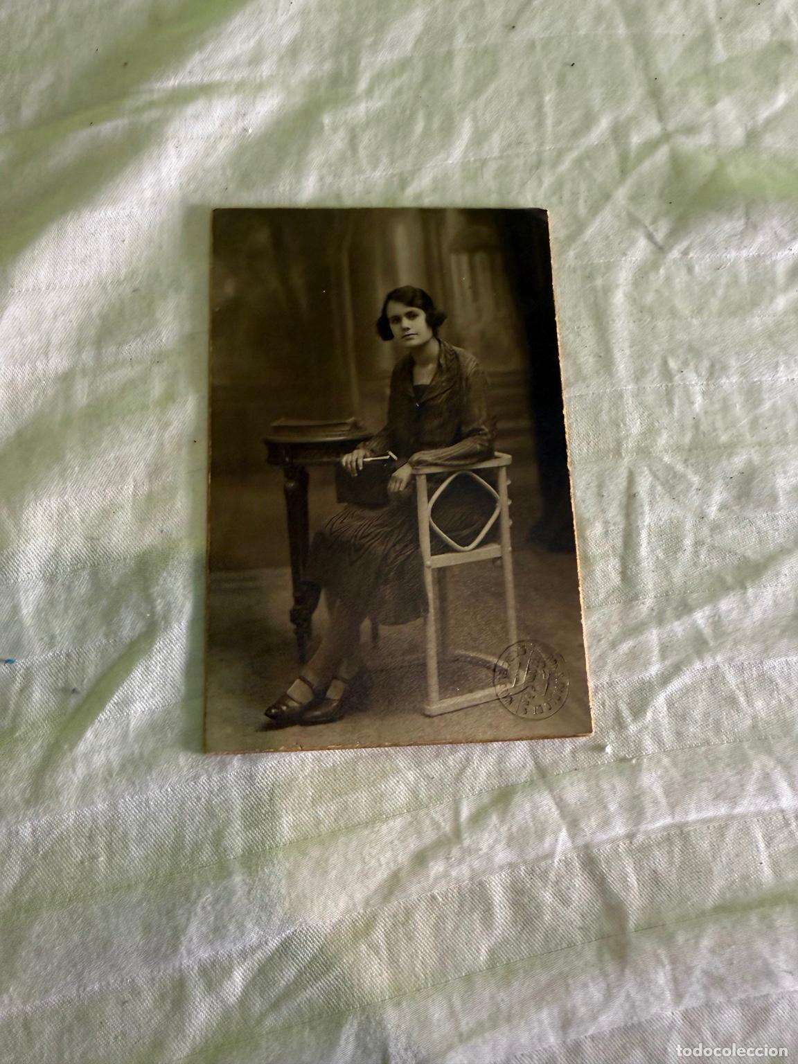 Fotograf&iacute;a antigua: Fotograf&iacute;a antigua mujer joven sentada en estudio
