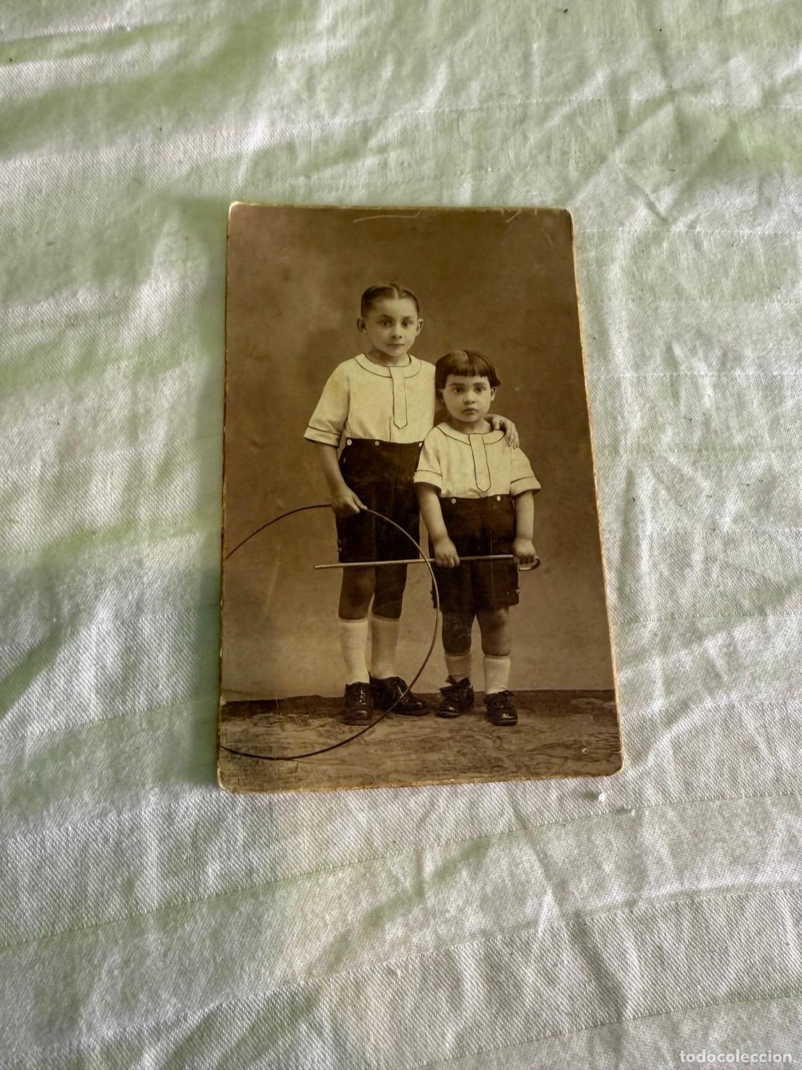 Fotograf&iacute;a antigua: Fotograf&iacute;a antigua dos ni&ntilde;os con aro de juego