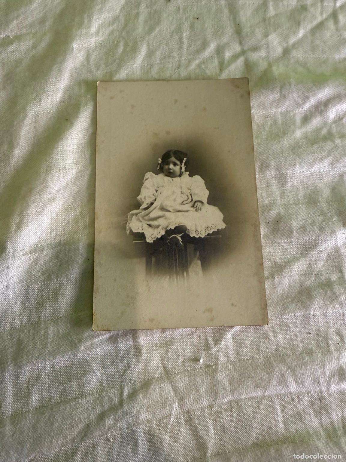 Fotograf&iacute;a antigua: Fotograf&iacute;a antigua ni&ntilde;a peque&ntilde;a con vestido blanco