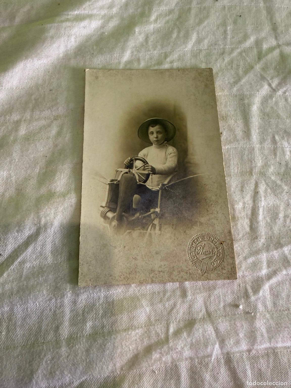 Fotograf&iacute;a antigua: Fotograf&iacute;a antigua ni&ntilde;o al volante de coche de juguete
