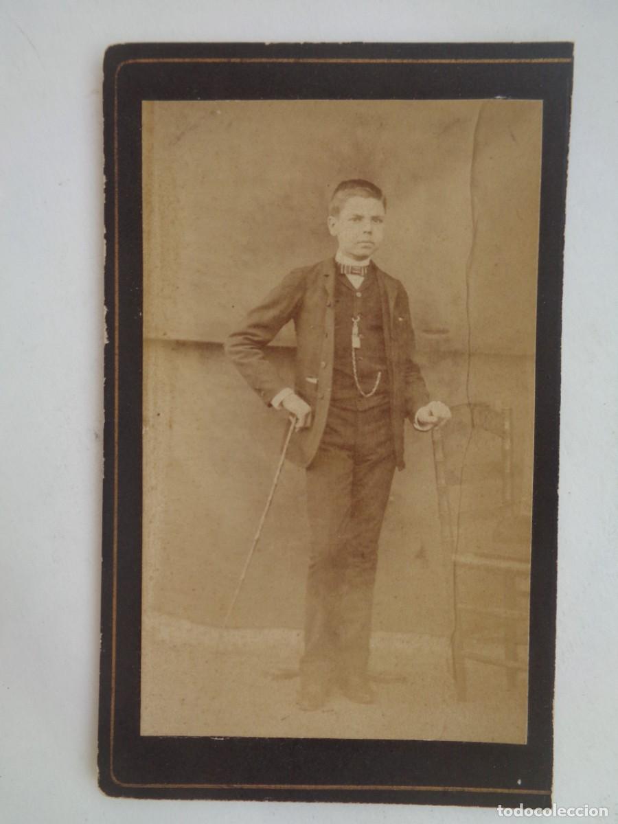 Fotograf&iacute;a antigua: CDV DE NI&Ntilde;O O JOVENCITO ELEGANTE CON BASTON Y LEONTINA , DEL SIGLO XIX