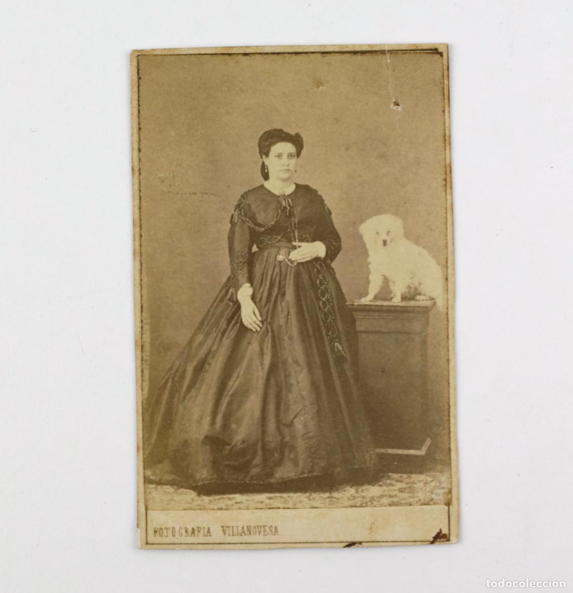 Fotograf&iacute;a antigua: Curioso retrato de dama con perro, fotograf&iacute;a Villanovesa, M.Roig, Vilanova i Geltr&uacute;.
