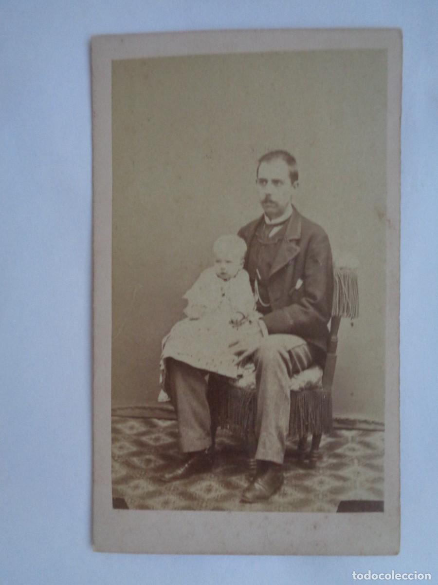 Fotograf&iacute;a antigua: PRECIOSA FOTO DE ESTUDIO CDV DE SE&Ntilde;OR CON NI&Ntilde;O DEL SIGLO XIX . DE ANGEL GARRORENA ( BADAJOZ )